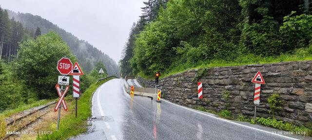 Foto von der aktuellen Teilsperre der B72 Weizer Straße bei Rosegg. Direkt daneben verläuft die Trasse der Feistritztalbahn. | Foto: FPÖ Weiz