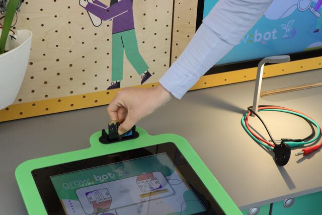Den "micro:bit" gilt es bei jeder Station einzustecken.  | Foto: Nimpf