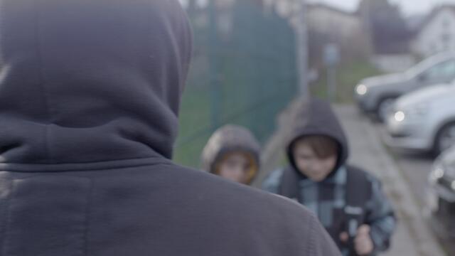 Ein bisher unbekannter Mann wollte am Schulhof der VS Kirchbichl ein sechsjähriges Mädchen überreden, mit ihm mitzukommen. Ein älterer Schüler konnte den Mann vertreiben. | Foto: Mabon Film (Symbolbild)