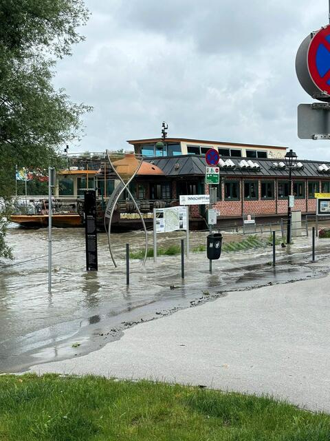 Die Innschiffe müssen derzeit pausieren. Sie legen wegen des Hochwassers vor Anker. | Foto: Franz Gruber