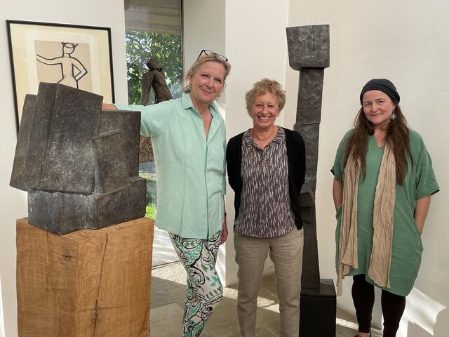 Christa Kodolitsch mit Susanna Tabaka-Pillhofer (Tochter von Josef Pillhofer) und Keramikerin Selma Etareri | Foto: Waltraud Fischer