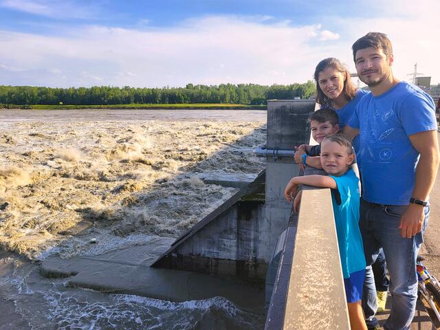 Gemeinsame Faszination: Judith und Oliver Raferzeder bestaunen mit ihren Söhnen Philipp und Julian die Naturgewalten | Foto: Eckhart Herbe