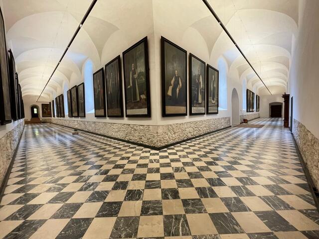Ein Gang durch die Äbtegalerie bringt Wissenswertes zur Geschichte der Steiermark. | Foto: Höfler