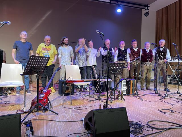 Franz Kollmann, Julian Höckner, Gerald Schuldenzucker, Siegfried Horvath, Dominik Saloberger  von der "Badrock Blues Band" und Johann "Hans" Schmölzer, Josef Höckner, Franz Mayr, Robert Großpointner, Josef Gumpinger von den "Krammerer Sängern" | Foto: BRS