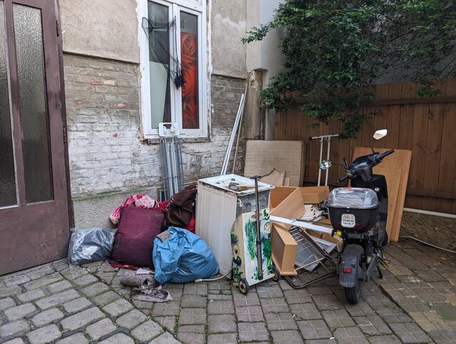 Der Innenhof wurde durch Sperrmüll verstaut. Die Hausverwaltung wurde teilweise aktiv.  | Foto: z.V.g