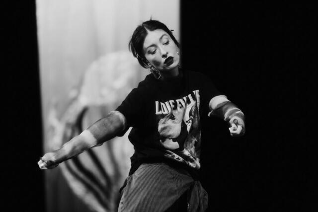 Tänzerin Claire Lefèvre 2024 im Stück LOIE @ brut Wien Foto © Hanna Fasching