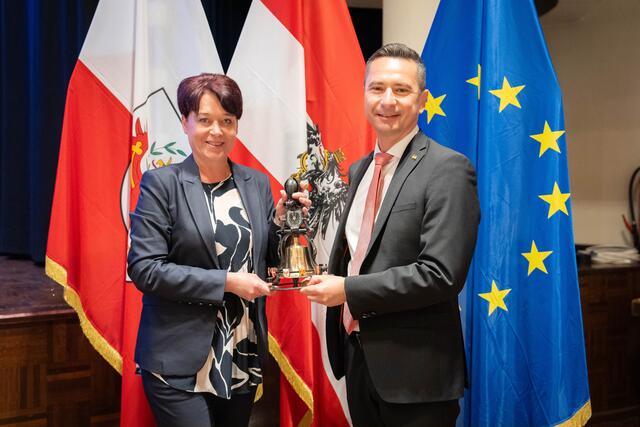TPin Sonja Ledl-Rossmann übergab die Vorsitzglocke an ihren Amtskollegen aus dem Burgenland, Robert Hergovich.
 | Foto: © Tiroler Landtag/Oswald