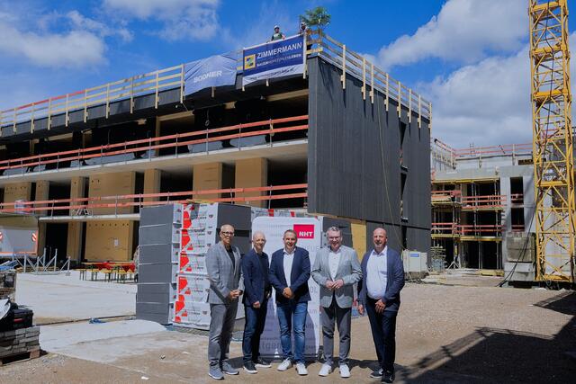 Großbaustelle in Volders: NHT-Geschäftsführer Johannes Tratter mit (v.li.) 2. Vize-BGM Helmut Wurm, Architekt Markus Prackwieser, Bürgermeister Peter Schwemberger und 1. Vize-BGM Josef Moser beim Lokalaugenschein.
 | Foto: Kendlbacher