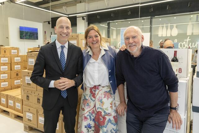 (Wein-)Freunde: Bundesminister Martin Kocher mit dem Ehepaar Marion und Lenz Maria Moser (v. l.) bei der Eröffnung von „Wein mal anders“ in Parndorf | Foto: Jürgen Hammerschmid