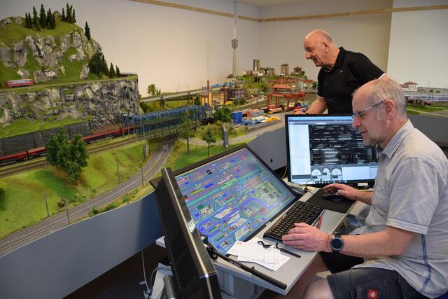 Obmann Gerhard Klement (vorne) und Manfred Kindl am Kontrollsteuerstand der Modellbahn Deutschlandsberg. | Foto: Josef Strohmeier