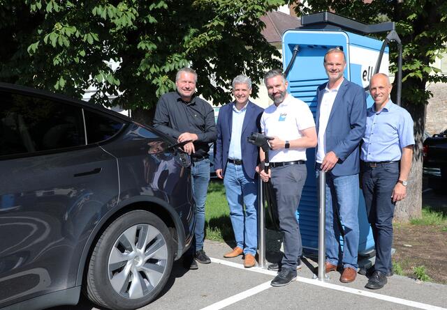Bei der neuen Schnellladestation: (v. li.) Bürgermeister Peter Molnar, Finanzvorstand Michael Trcka (WEB Windenergie AG), Geschäftsführer Lukas Haider (ELLA), Baudirektor Reinhard M. Weitzer und Geschäftsführer Hannes Zimmermann (Kremser Immobilien Gesellschaft) | Foto: Stadt Krems