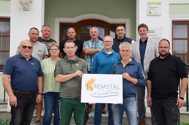 Teilnehmer der Bauhofschulung
vorne v.li.n.re.: Alfred Winkler (Senftenberg), Helga Serec (Senftenberg), Jürgen Wiesenhofer (Rohrendorf), Hannes Lethmayer (Rohrendorf), Hannes Reithner (Droß, Verein LANIUS), Thomas Czipin (Stratzing) 
hinten v.li.n.re.: Andreas Penz (Gedersdorf), Klaus Putre (Gedersdorf), Andreas Rammel (Gedersdorf), Josef Pennerstorfer (Gedersdorf, Verein Lanius), Vzbgm. Erich Berger (Gedersdorf), Vzbgm. Christoph Kitzler (Droß, Sprecher der Kleinregion) 
 | Foto: Jilka/Dorf-Stadterneuerung