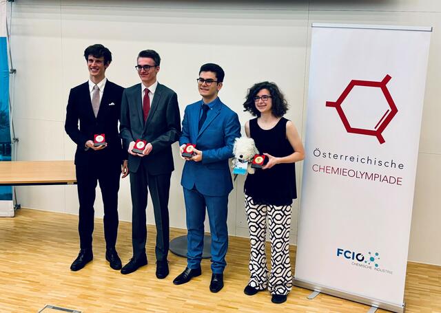 Ein großartiger Chemieerfolg für Christian Hojas (2. v. l.) bei der Chemieolympiade in Baden | Foto: FCIO