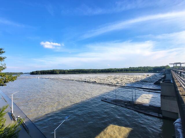 Den hohen Wasserstand stromabwärts illustriert die überspülte Schleuseneinfahrt, deren Spiegel normalerweise mehrere Meter tiefer liegt. | Foto: Eckhart Herbe
