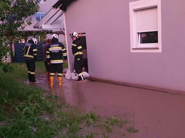 Die Feuerwehr musste mehrere Objekte auspumpen und mit Sandsäcken sichern. | Foto: FF Voitsberg