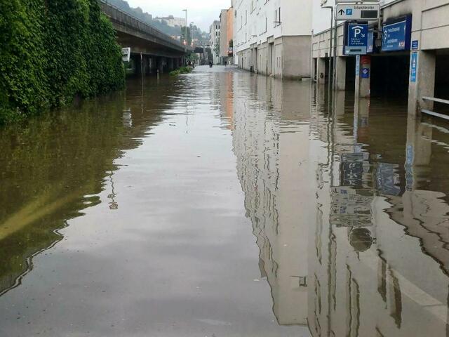 Die Stadt Passau ertrinkt in den Wassermassen und ruft den Katastrophenfall aus. Hier ein Blick auf die "Schanzlbrücke". | Foto: zema-medien