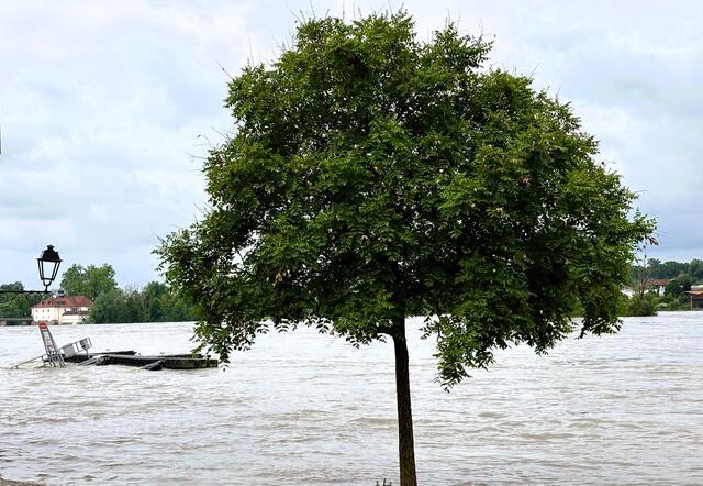 RICHTIGSTELLUNG: Der Anlegesteg wurde nicht, wie der ursprüngliche Text aussagt (im Anschluss) abgetrieben, sondern ist so konzipiert, dass er das Hochwasser mehr oder weniger "ausbalanciert". 

Ursprünglicher Text: "Auch die Anlegestelle für die Einsatzschiffe der Wasserwehr wurde durch die starken Strömungen des Inns abgetragen."  | Foto: Franz Gruber