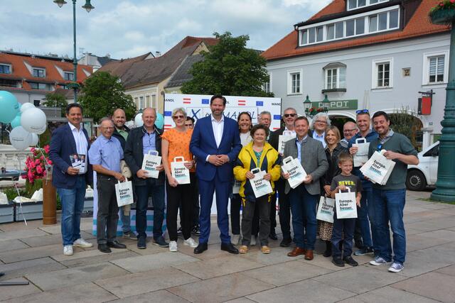 MEP Lukas Mandl und NR Johann Höfinger mit einigen Funktionären des Tullner Bezirks bei der Verteilaktion am Tullner Hauptplatz. | Foto: ÖVP BGS Tulln