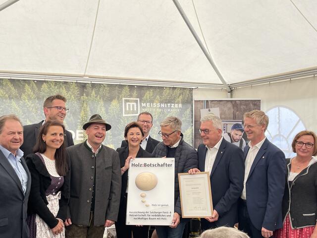 Bei der Auszeichnung zum Holzbotschafter in Thalgau mit Landeshauptmann-Stellvertreterin Marlene Svazek, Josef Schwaiger, Peter Buchmüller (Präsident Wirtschaftskammer Salzburg) und Bürgermeister Johann Grubinger. | Foto: Emanuel Hasenauer