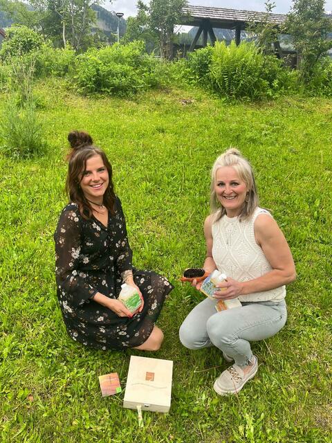 Maria Steinringer (li) und Heidi Kleinlercher schaffen Bewusstsein für Umwelt und Nachhaltigkeit. | Foto: Privat