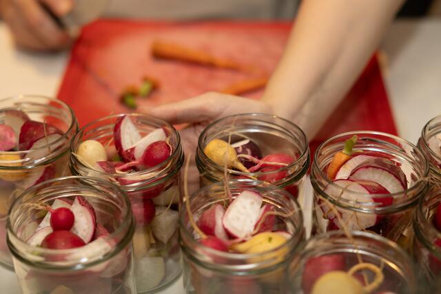 Mit einer einfachen Beize aus Essig, Reiswein und Salz können Karotten und Radieschen eingelegt und länger haltbar gemacht werden. | Foto: Iris Amalia Photography