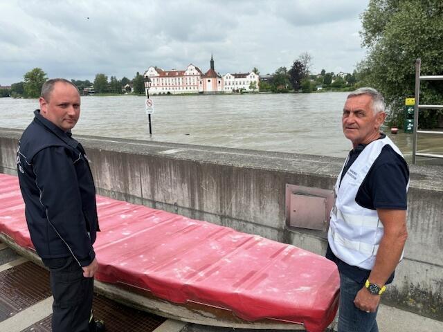 Voll im Einsatz auch Schärdings Stadtfeuerwehrkommandant Markus Furtner (links) und Bürgermeister Günter Streicher. Sie informieren sich ständig vor Ort über die aktuelle Lage, wie Pegelstand und Prognosen. | Foto: Franz Gruber