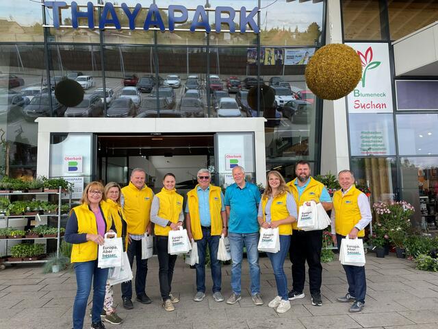 Im EKZ unterwegs: Anette Töpfl, Astrid Lenz, Eduard Köck, Viktoria Hutter, Diether Schiefer, Adolf Gutmann, Nadine Pany, Michael Litschauer und Josef Ramharter (v.l.) | Foto: ÖVP