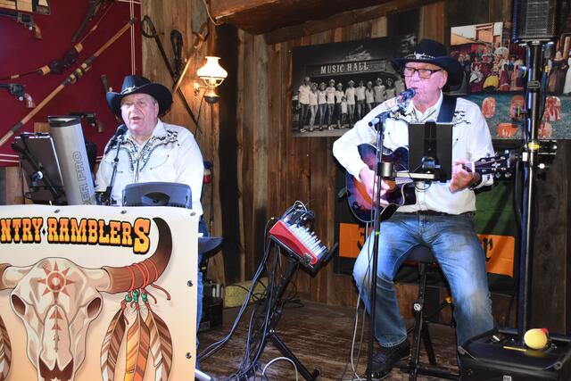Die "Country Ramblers" Alex Kiss und Mike Dafert machten Western-Stimmung im Salonn. | Foto: Michael Strini