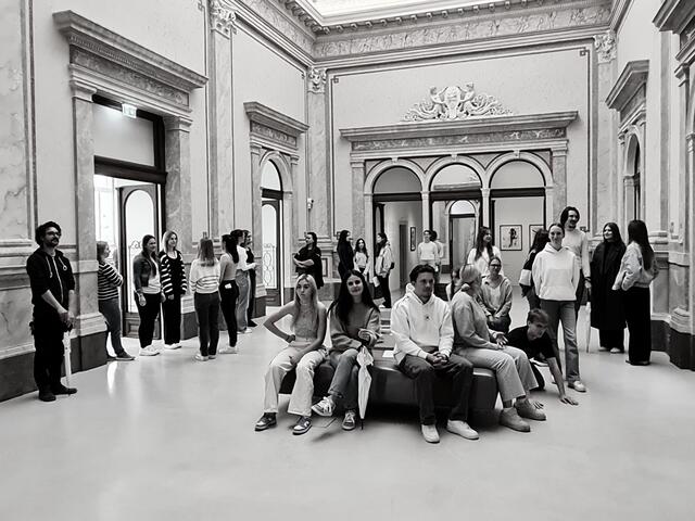 Photo Challange - Klassen stellen historisches Bild nach. | Foto: ARM