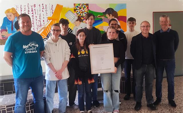 Auszeichnung als "Expert.Schule": die zuständigen Lehrer Gregor Hirschberger (l.) und Hannes Kainz (r.) mit Direktor Gerald Posch (r.) und den Schülerinnen und Schülern aus diesem Bereich.
 | Foto: PTS Feldbach 