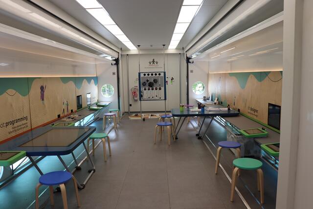 Die sechs Themenstationen sind im Truck aufgeteilt auf zwei Stockwerke. | Foto: Nimpf