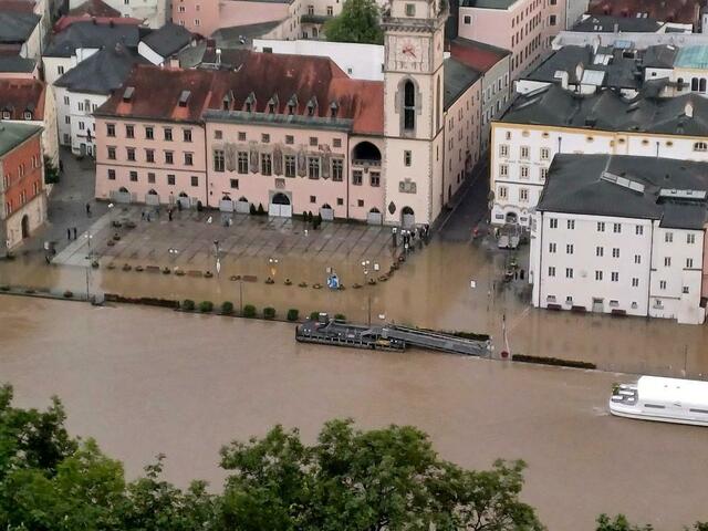 Die Stadt Passau ertrinkt in den Wassermassen und ruft den Katastrophenfall aus. | Foto: zema-medien