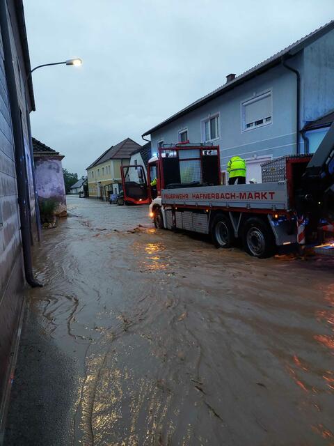 Die Straße glich einen Fluss.  | Foto: Anna Koch