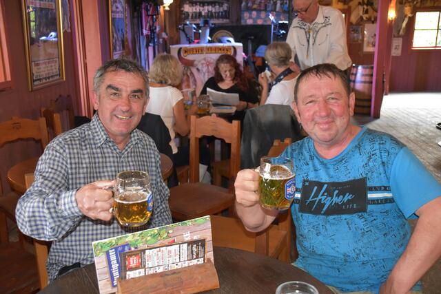 Die "Ringos" im Lucky Town: Heinz und Alfred Ringbauer stoßen auf einen gemütlichen Abend im Saloon an. | Foto: Michael Strini