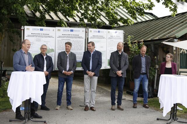 Johann Gaisbauer, Direktor der Bioschule Schlägl, (l.) bei der Projektvorstellung. | Foto: Birgit Gleixner/LfL