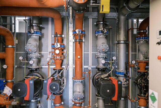 Das innovative Heizsystem kompensiert CO2 im Ausmaß von knapp 100.000 Bäumen: Durch Heizungsrohre, die über das gesamte Areal hinweg verlegt worden sind, wird Wärme und Kälte gleichmäßig am Standort verteilt.