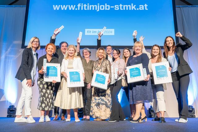 Fachgruppen-Obfrau Daniela Gmeinbauer (l.) und „Fit-im-Job“-Botschafterin Viktoria Schnaderbeck (r.) mit den preisgekrönten Unternehmen | Foto: Fischer