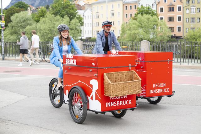 Safety first! Die erste Ehrenrunde mit den neuen Lastenrädern machte Geschäftsführerin Barbara Plattner und Obmann Peter Paul Mölk sichtlich Spaß. | Foto: Innsbruck Tourismus / Gerhard Berger