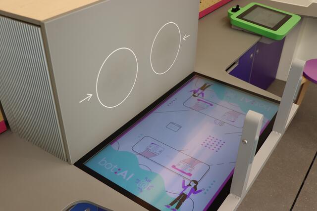 Die Station "bot:AI" trainiert eine Künstliche Intelligenz im Spiel Schere – Stein – Papier.  | Foto: Nimpf