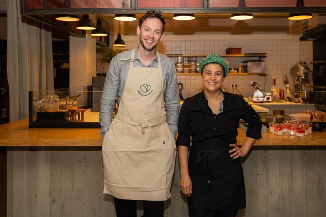 Too Good To Go-Country Director Österreich und Schweiz Georg Müller-Strasser und Haubenköchin Parvin Razavi wissen, wie man Lebensmittelverschwendung entgegenwirkt. | Foto: Iris Amalia Photography
