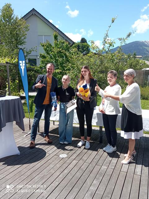 Pädagoge Clemens Unterthiner mit den Gewinnerinnen Clara Falch und Ramona Netzer, Jurorin Johanna Ruetz und TFBS-Direktorin Martina Bombardelli, (v.l.).  | Foto: Clemens Unterthiner