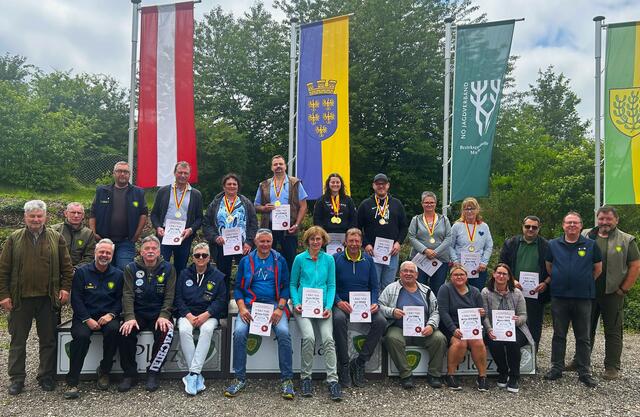 Die Gemeindebediensteten der Marktgemeinde Wilfersdorf mit den Instruktoren des Schützenvereines Mistelbach. | Foto: Schützenverein-Mistelbach