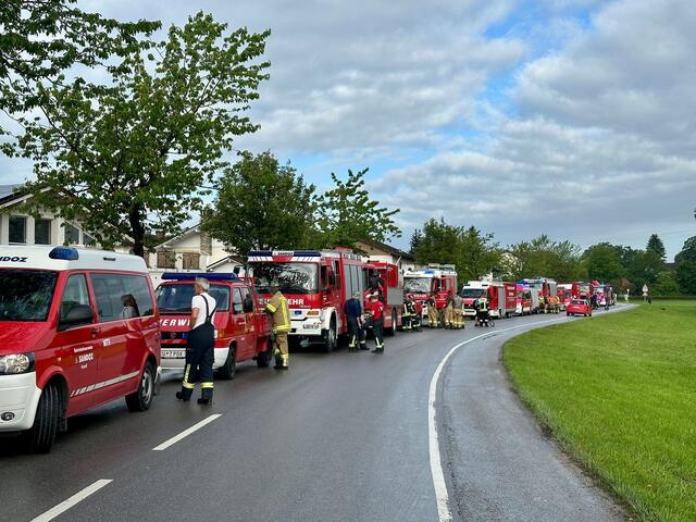 Insgesamt acht Feuerwehren aus dem Bezirk Kufstein mit 18 Fahrzeugen und 80 Feuerwehrleuten brachen heute, Dienstagfrüh, nach Deutschland auf. | Foto: Landesfeuerwehrverband/Wegscheider