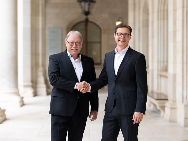 Andreas Höferl (l.) geht in Pension und übergab sein Mandat im Wiener Gemeinderat und Landtag an Michael Trinko (r.). | Foto: SPÖ Rathausklub/Minitta Kandlbauer