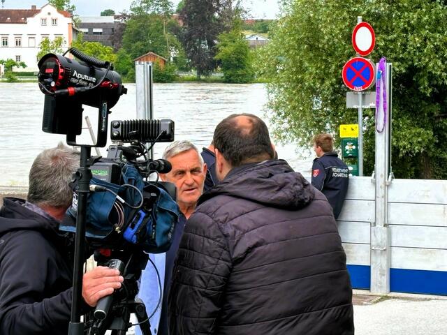 Viele Fernsehstationen kommen nach Schärding und berichten ständig und aktuell von der zweiten Hochwasserwelle in Schärding. Bürgermeister Günter Streicher hier gerade bei einem Interview. | Foto: Franz Gruber
