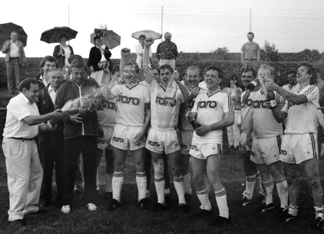 Österreich Rekord SVZ hat alle 22 Meisterschaftsspiele gewonnen. Der damalige Obmann Bertl Schleich bei der Sektdusche anlässlich der Meisterschaft 1988/89. SVZ gewinnt alle 22 Meisterschaftsspiele, ein einmaliger Rekord zu diesem Zeitpunkt von ganz Österreich, hat 14 Jahre lang gehalten. ORF, Kronenzeitung, Kurier, ÖFB, NOEFB alles waren an der Geschichte interessiert.   | Foto: SVZ