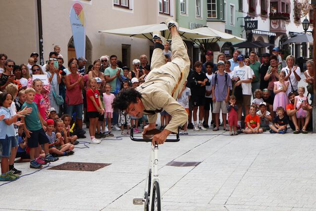 Straßenkunstfest mit Musik, Akrobatik, Theater, Clownerie, Street-Art und Kinderprogramm in Kitzbühel. | Foto: Breitfellner