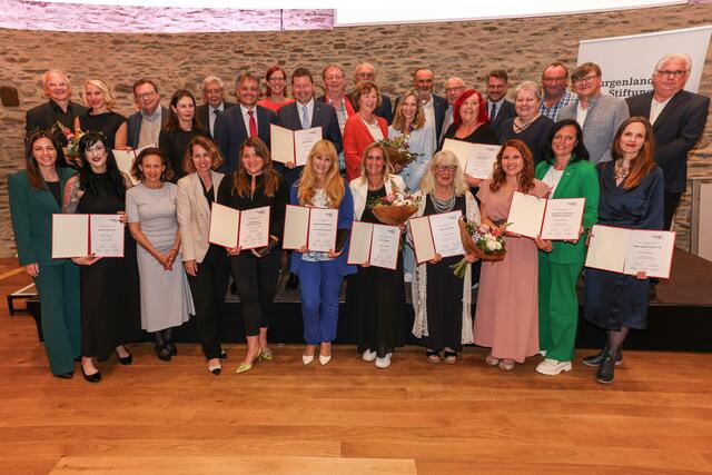 Die Preisträger und Ehrengäste beim großen Familienfoto im Granarium der Burg Schlaining. | Foto: Burgenland-Stiftung Theodor Kery