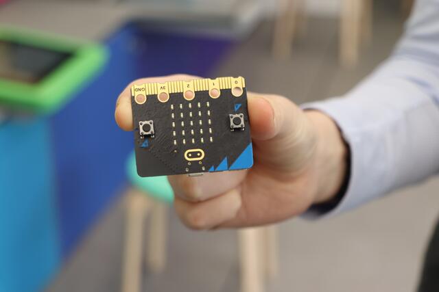 Jedes Kind erhält einen "micro:bit", der Schlüssel für jede Station sozusagen.  | Foto: Nimpf