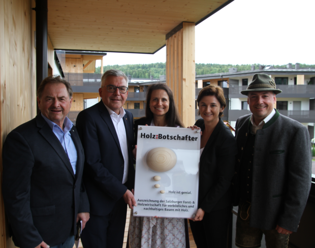 Bei der Auszeichnung: Von links Rudolf Rosenstatter (Obmann proHolz Salzburg), Josef Schwaiger (LR), Christine Meissnitzer (SIGES), Marlene Svazek (LH-Stv.) und Josef Meissnitzer (SIGES). | Foto: proHolz Salzburg